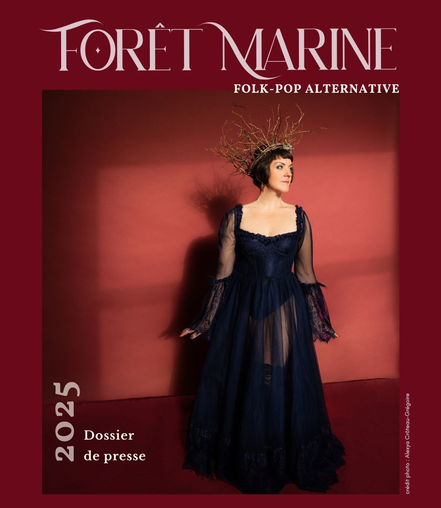 Forêt Marine avec sa couronne de bois, sa robe transparente et l'inscription : Forêt Marine, folk-pop alternative, dossier de presse, 2025